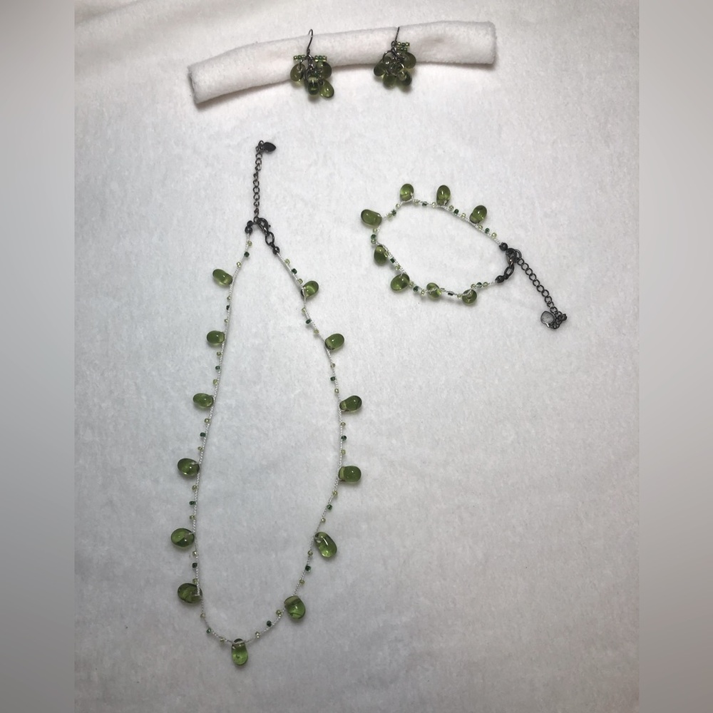 Green bead necklace, bracelet and earring set